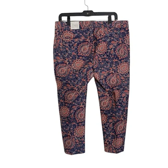 NWT Paisley Print Relaxed Fit Capris - Picture 3 of 11